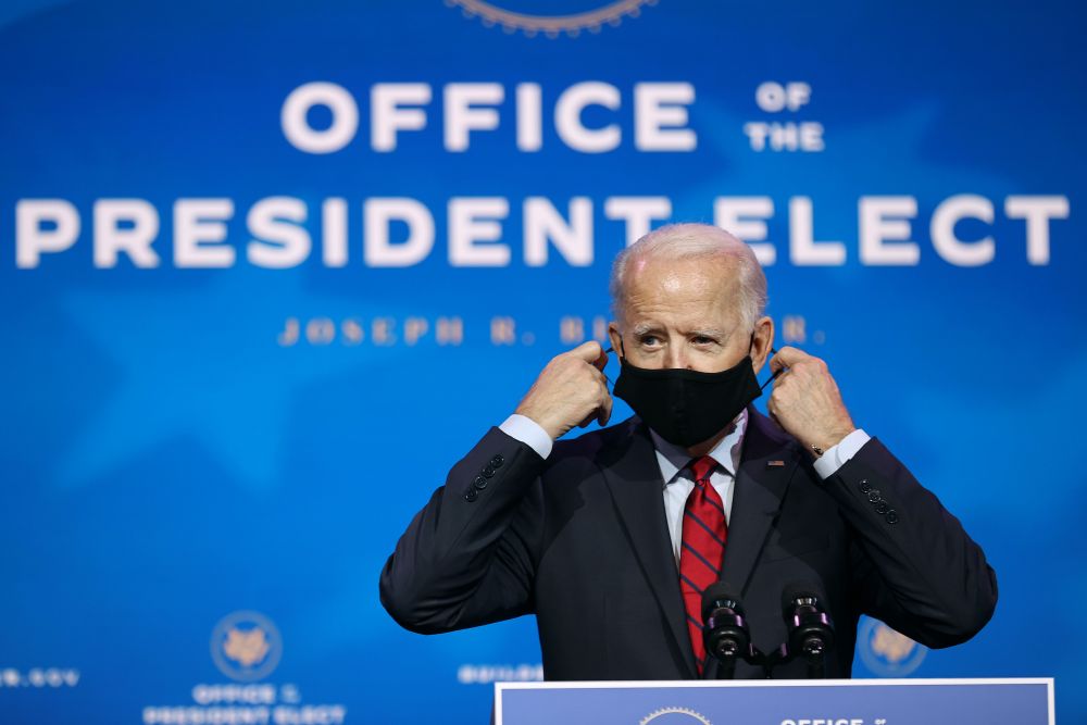 Tổng thống đắc cử Mỹ Joe Biden tháo khẩu trang trước khi giới thiệu các thành viên hàng đầu trong đội ngũ y tế trong chính quyền của ông, ngày 8/12. Ông Biden nhấn mạnh, đội ngũ y tế sẽ sẵn sàng từ ngay ngày đầu tiên chính quyền của ông bắt đầu hoạt động 