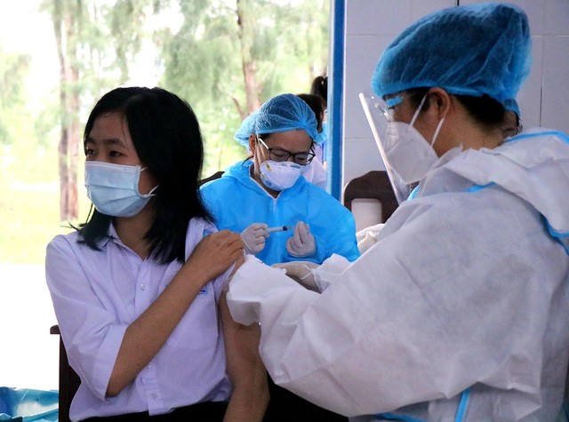 tiem vaccine Covid-19 cho hoc sinh THPT tai Thua Thien Hue. SKĐS