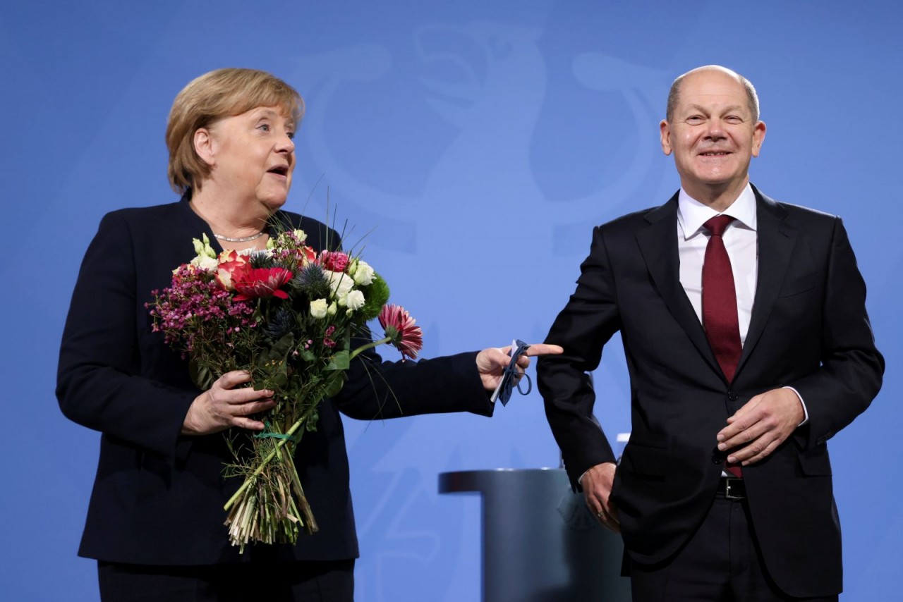Cựu Thủ tướng Đức Angela Merkel trong buổi lễ trao quyền Thủ tướng cho người kế nhiệm Olaf Scholz, ngày 8/12 tại Berlin. Năm 2005, bà Merkel trở thành nữ Thủ tướng đầu tiên của Đức và trong 16 năm tiếp theo, bà được ghi nhận là người đã nâng cao danh tiến