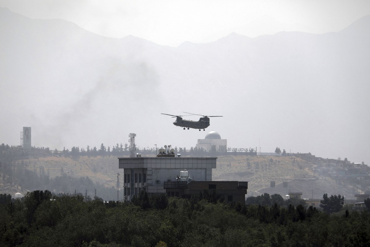 Máy bay trực thăng Chinook của Mỹ bay đến tòa nhà Đại sứ quán Mỹ ở Kabul, Afghanistan, ngày 15/8. Chiếc trực thăng đã hạ cánh tại Đại sứ quán nhằm hỗ trợ các nhân viên ngoại giao rời khỏi tòa nhà trong bối cảnh lực lượng Taliban đánh chiếm và giành quyền 