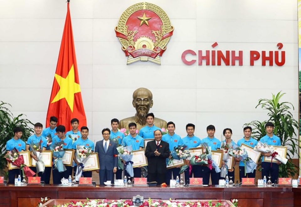 pm nguyen xuan phuc welcomes u23 vietnam