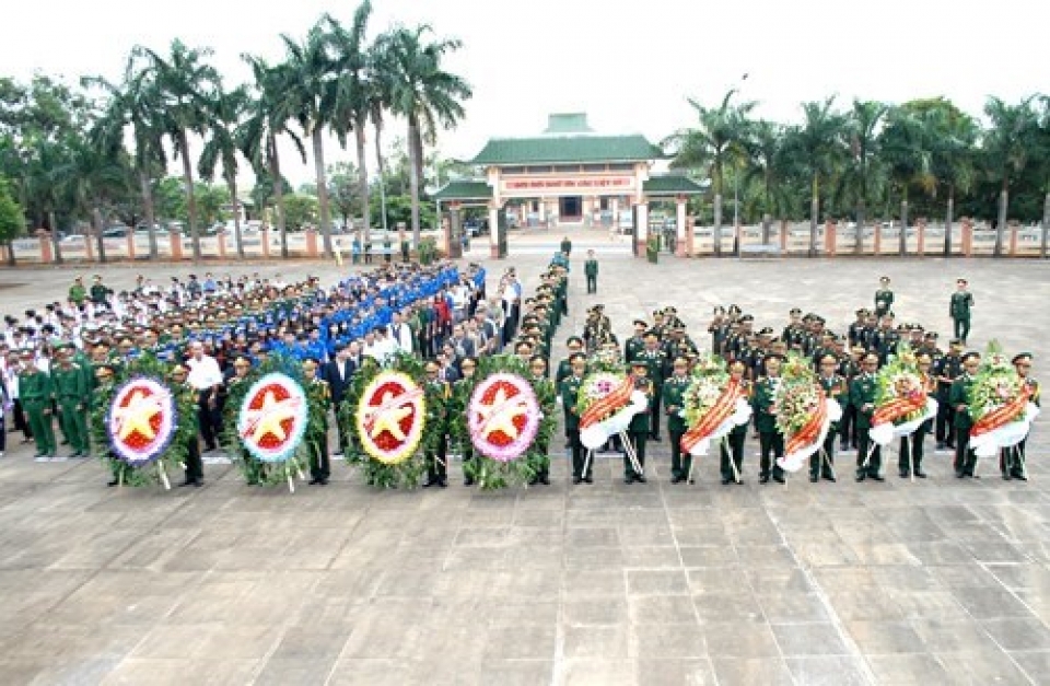 cambodias royal army offer incense to fallen vietnamese volunteers