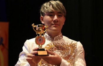 Vietnamese singer awarded golden trophy in Malaysia