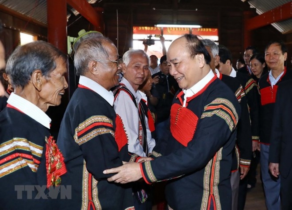 pm presents tet gifts to disadvantaged ethnic minority people
