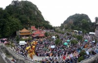 da nang serves nearly 329000 visitors during tet
