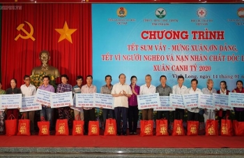 PM shares Tet joy with workers, disadvantaged people in Vinh Long