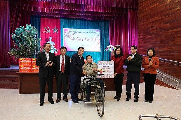 party official presents tet gifts to wounded soldiers in bac ninh