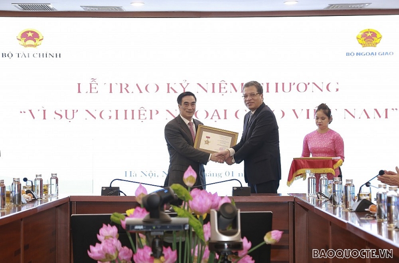 Bộ Ngoại giao trao tặng Kỷ niệm chương cho lãnh đạo Bộ Tài chính