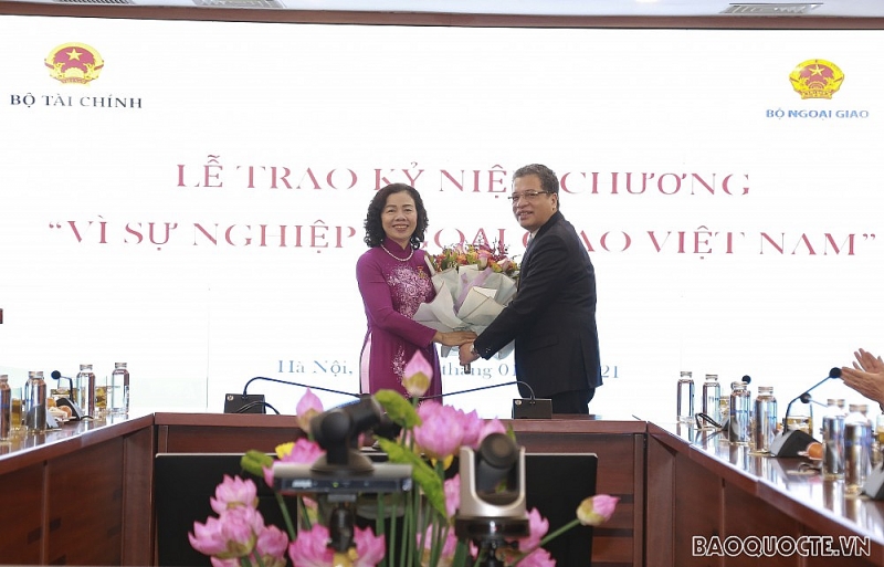 Bộ Ngoại giao trao tặng Kỷ niệm chương cho lãnh đạo Bộ Tài chính