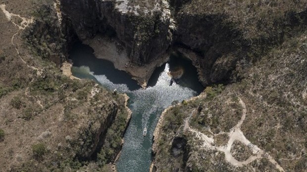 Sụp vách đá kinh hoàng ở Brazil