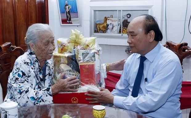 State leader presents Tet gifts to disadvantaged families in An Giang
