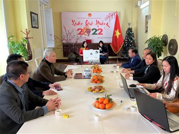 Overseas Vietnamese join events in celebration of upcoming Tet