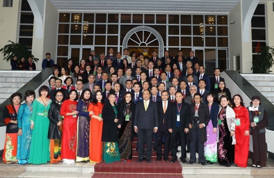 pm meets overseas vietnamese joining homeland spring programme