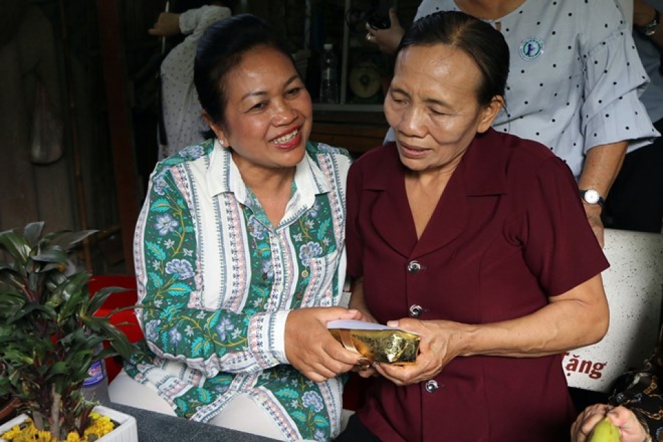 cambodian delegation visits former volunteer vietnamese soldier