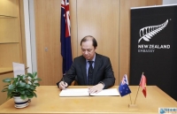 Thứ trưởng Nguyễn Quốc Dũng ghi sổ tang viếng cựu Thủ tướng New Zealand
