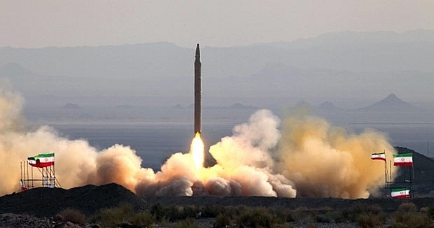 Quân đội Iran thử nghiệm tên lửa thông minh có tầm bắn 300km