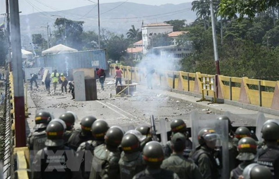 Mỹ tăng cường làm tê liệt tài chính của Venezuela, tuyên bố không sử dụng vũ lực vận chuyển hàng viện trợ