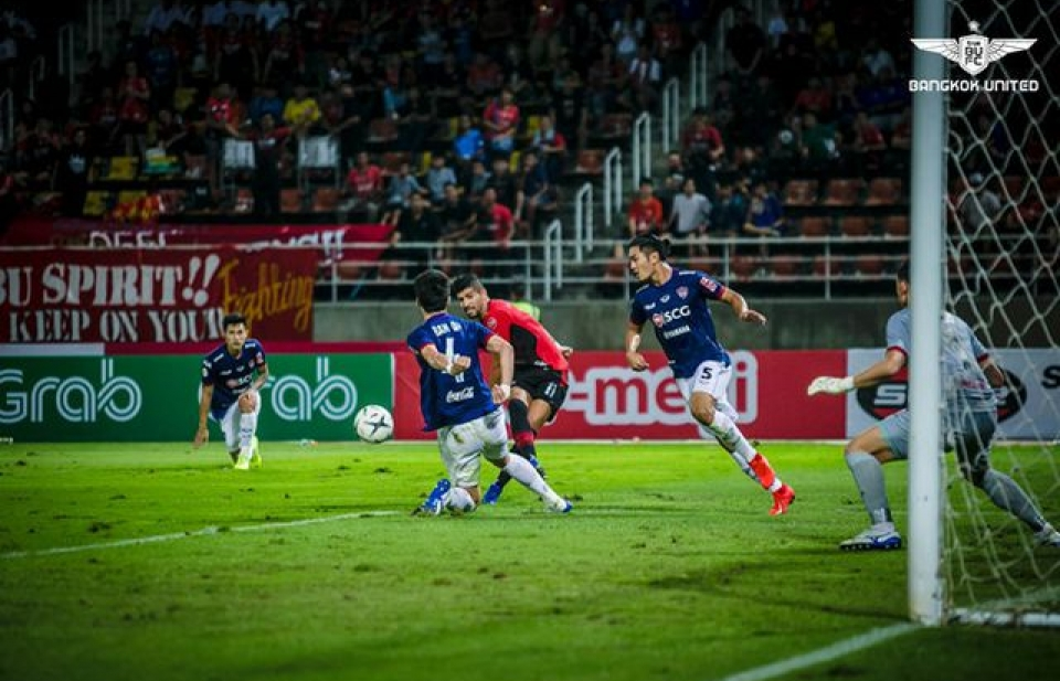 Văn Lâm chơi tốt nhưng Muangthong United vẫn tiếp tục bại trận