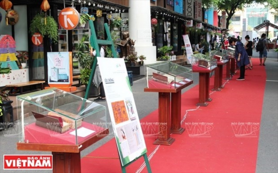 photo exhibition on parliamentarians first visit to france