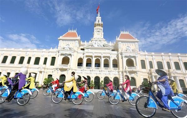 Over 2,000 people join "Ao dai" parade in HCM City