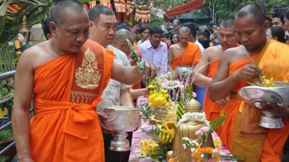 pm congratulates khmer people on traditional new year festival