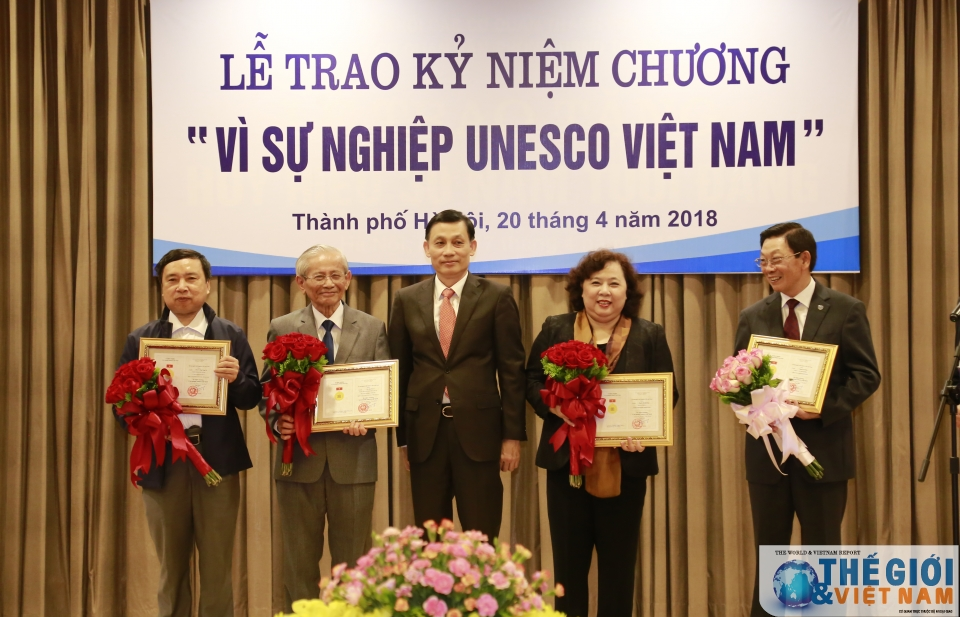UNESCO Việt Nam trao tặng Kỷ niệm chương cho các cá nhân tiêu biểu của Hà Nội
