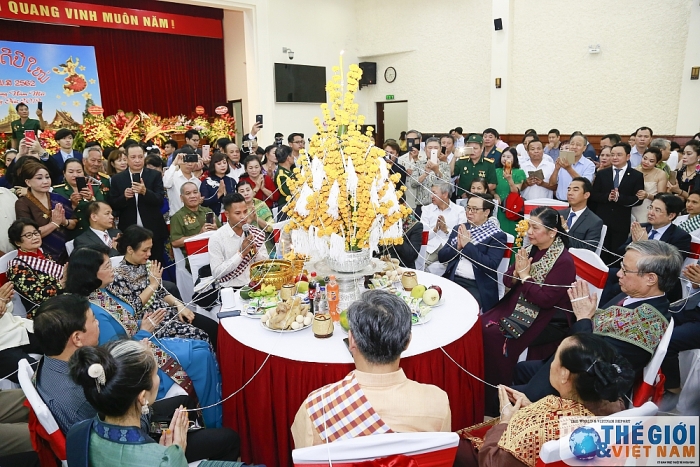 tiec mung tet co truyen bun pi may cua nuoc ban lao