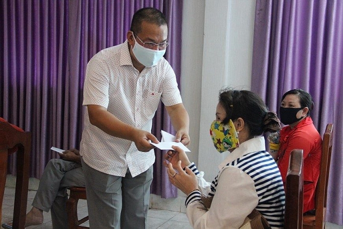 covid 19 relief packs given to cambodian vietnamese