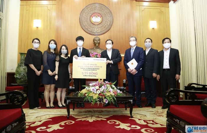 Tập đoàn Sunwah (Hong Kong) trao tặng 5 tỷ đồng cho công tác phòng chống Covid-19 của Việt Nam