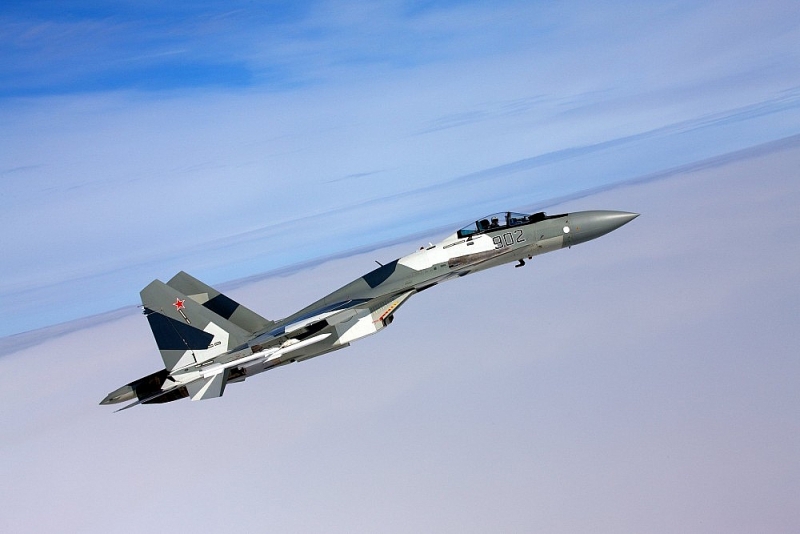Ưu điểm vượt trội của Su-35 Nga so với F-22 Mỹ