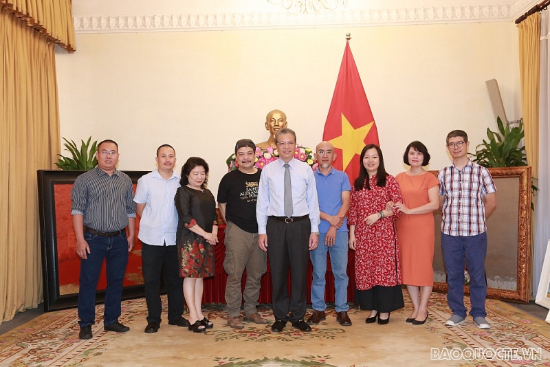 Thứ trưởng Ngoại giao Đặng Minh Khôi tiếp nhận tranh tặng các Đại sứ quán