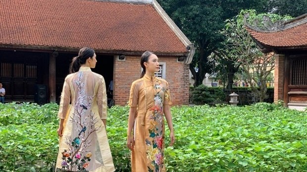 Veteran movie stars turn models in Ao dai fashion show