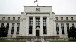 Fed 'đánh tiếng' về hướng đi của chính sách tiền tệ, Phố Wall chìm trong sắc đỏ