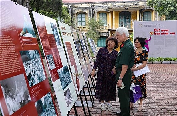 On display are nearly 100 photos on historical moments in Hanoi and Saigon on April 30, 1975, which reveal the joy of people around the country after receiving news of victory from Saigon. (Photo: VNA)