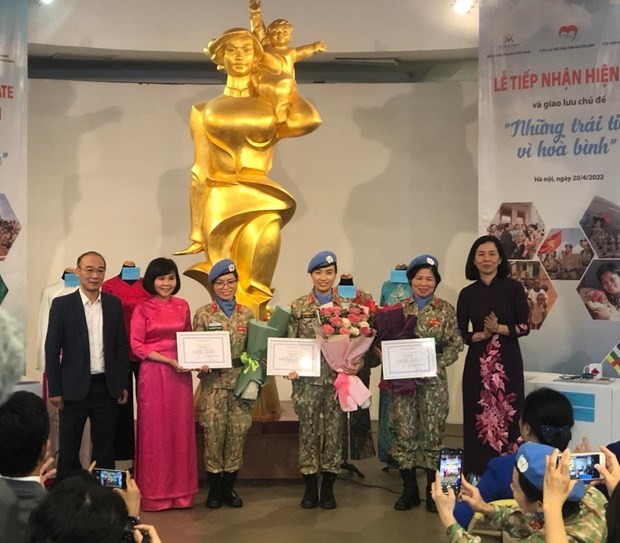 Peacekeeping officers present souvenirs to Vietnam Women's Museum