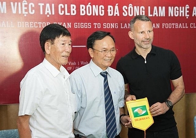 football legend ryan giggs meets nghe an ha tinh clubs fans