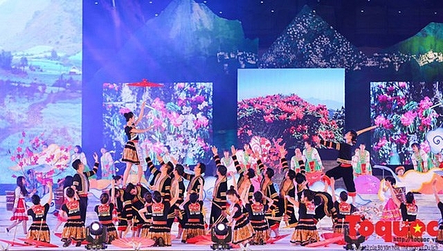 vietnamese lao ethnic minority people step up exchanges