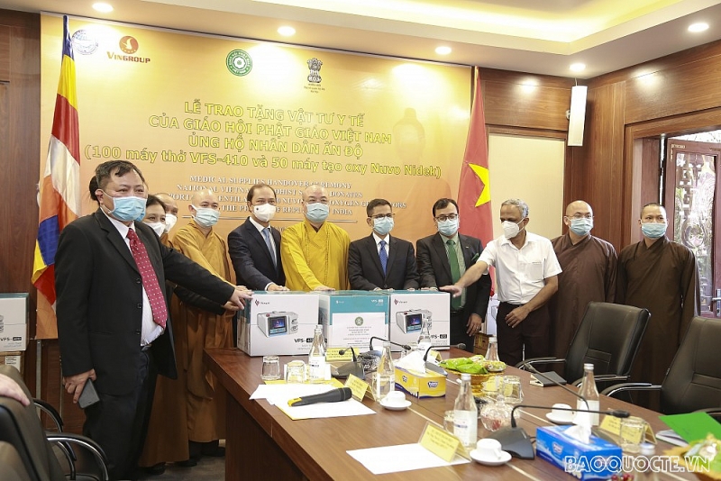 Thứ trưởng Nguyễn Quốc Dũng dự Lễ trao tặng vật tư y tế của Giáo hội Phật giáo Việt Nam
