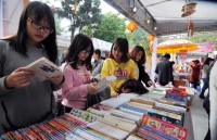 readers rush to spring book street in ha noi