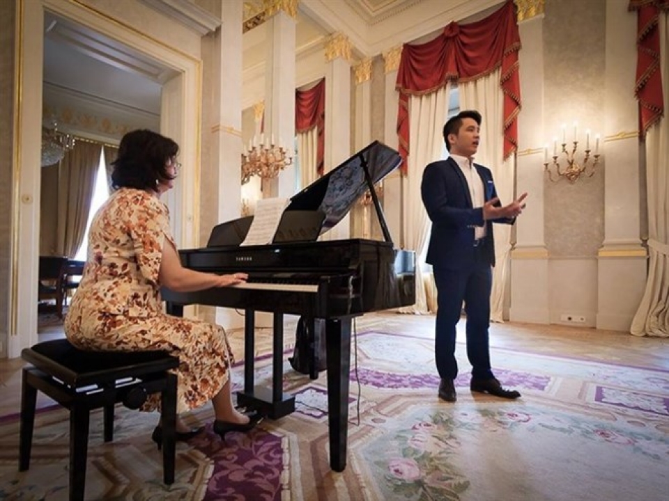 vietnamese student wins hungarian singing contest