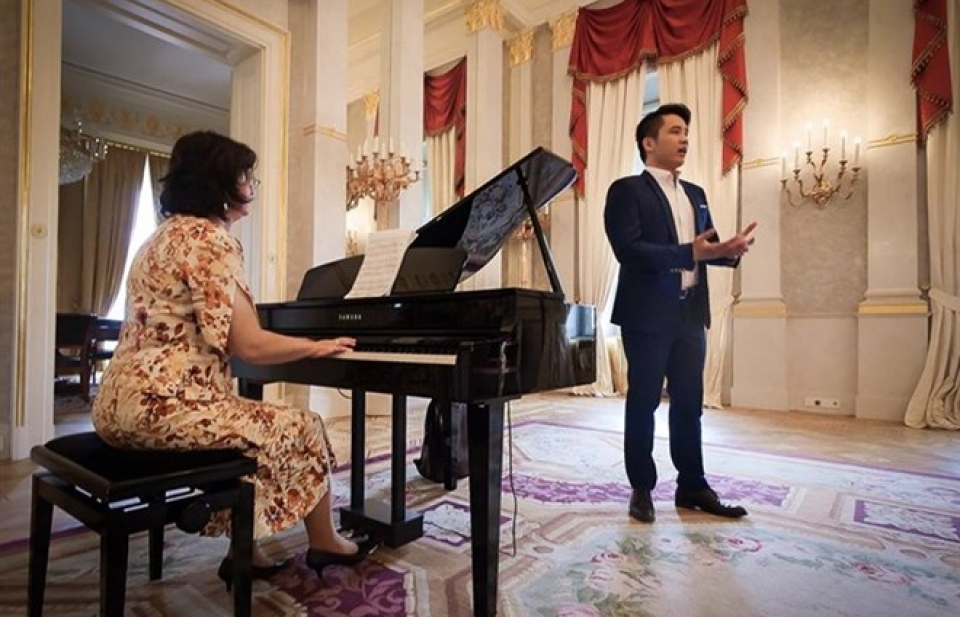 Vietnamese student wins Hungarian singing contest