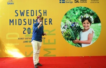 Friendly exchange held to mark Sweden’s Mid-summer Day