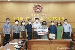 Lễ tiếp nhận tiền quyên góp hỗ trợ đồng bào trong nước từ doanh nghiệp kiều bào Cộng hòa Séc