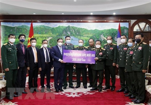 Lao Defence Ministry supports Vietnam’s COVID-19 control fund