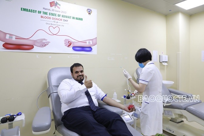 Đại sứ quán Nhà nước Kuwait hiến máu nhân đạo tại Bệnh viện Trung ương Quân đội 108
