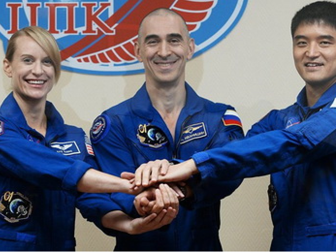 Nga phóng tàu vũ trụ chở ba nhà du hành lên ISS