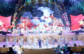 Vietnam-Laos culture, sports and tourism festival kicks off