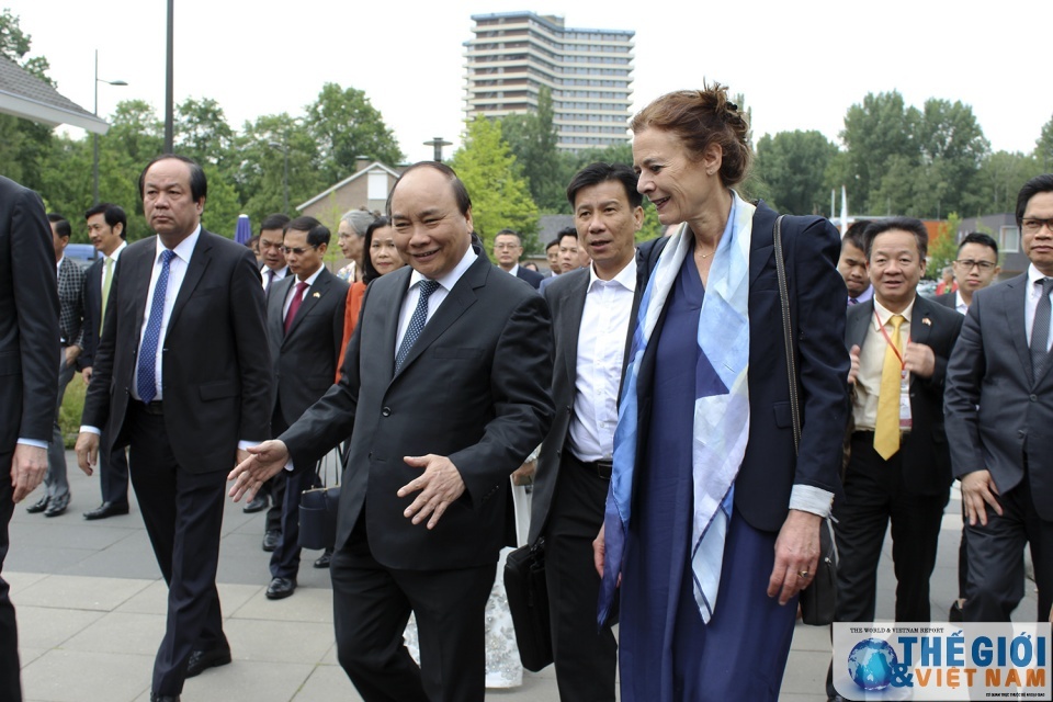 pm urges dutch university to step up ties with vietnam