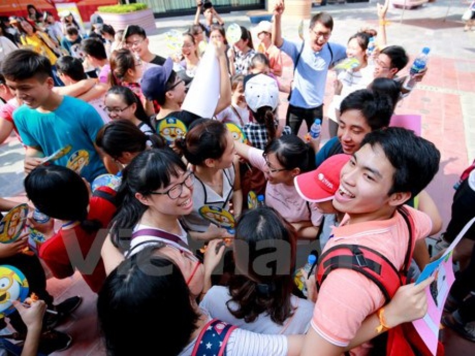 hanoians give out free hugs to share love in intl free hugs day