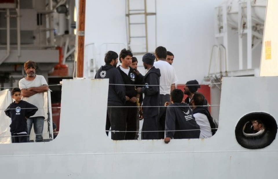 Italy yêu cầu EU chia sẻ trong vụ 450 người mắc kẹt trên biển